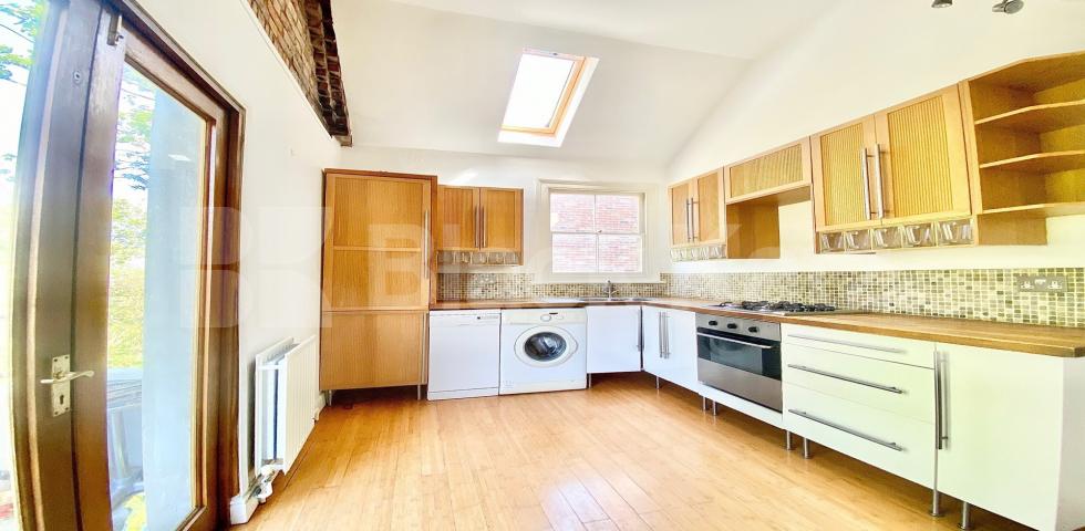 			VIRTUAL TOUR AVAILABLE!, 2 Bedroom, 1 bath, 1 reception Flat			 Barnard Hill, Muswell Hill